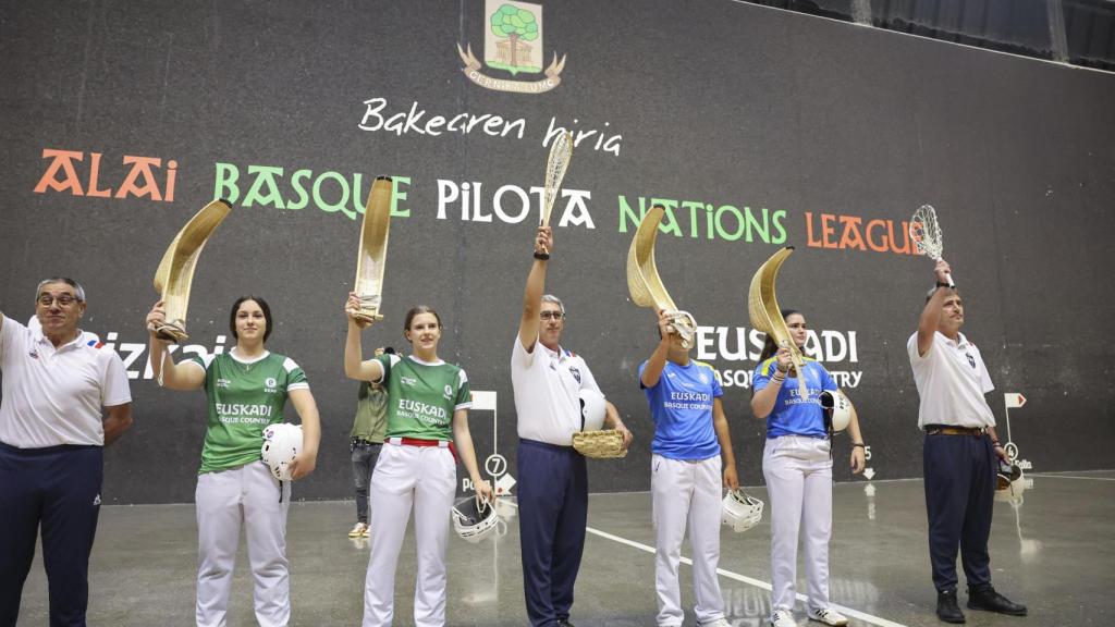 as jugadoras de la selección española (d) y las de la selección de Euskadi (i) antes del partido en la tercera jornada de la I Liga de Naciones de cesta punta