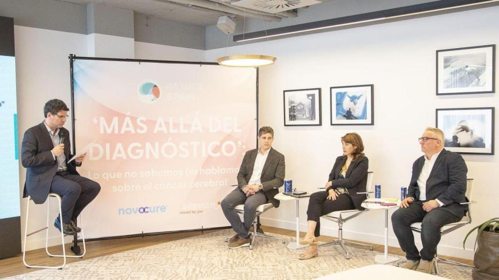 De izquierda a derecha, los doctores Juan Manuel Sepúlveda (moderador), Juan Solivera, María Ángeles Vaz y Raúl Luque durante la mesa médico-investigadora