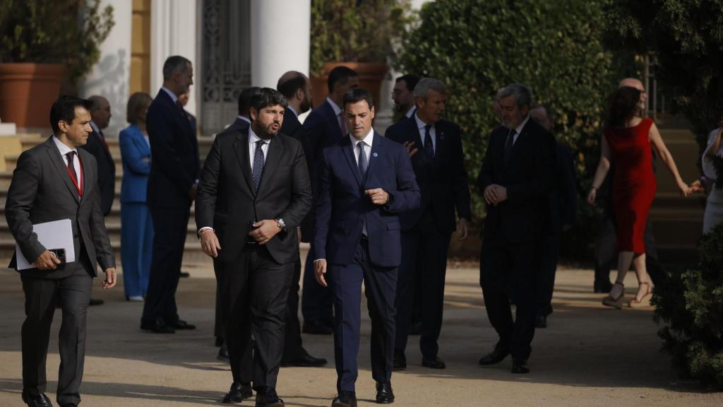 El lehendakari Imanol Pradales conversa con el presidente de Murcia, Fernando López Miras / E Press