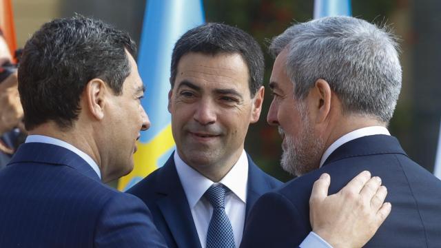 El lehendakari, Imanol Pradales, junto a los presidentes de Andalucía y Canarias