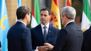 El lehendakari, Imanol Pradales, junto a los presidentes de Andalucía y Canarias