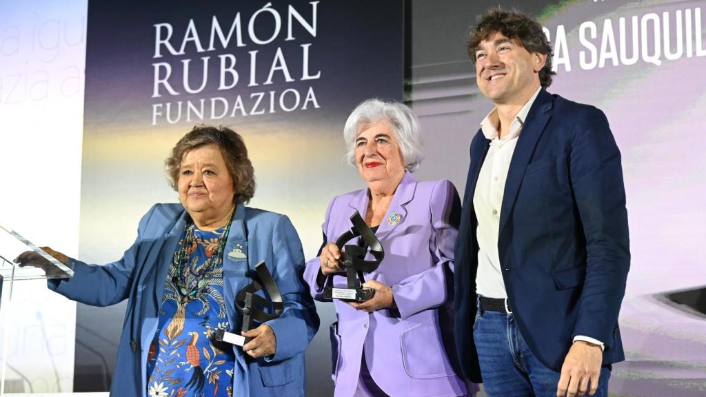 Las abogadas Cristina Almeida (i) y Paca Sauquillo (d), reciben uno de los premios por parte del secretario general del PSE-EE, Eneko Andueza, en los Premios Ramón Rubial