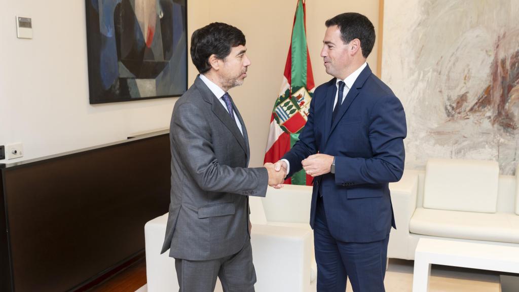 Antón Arriola en la entrega al lehendakari Imanol Pradales del informe de impacto económico de Kutxabank