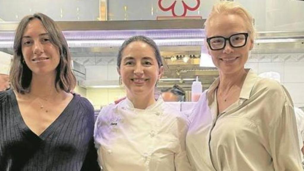 Pamela Anderson junto con la chef Elena Arzak.