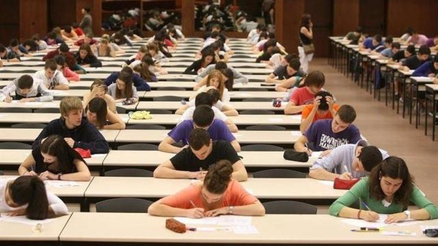 Estudiantes realizando la Selectividad / Europa Press