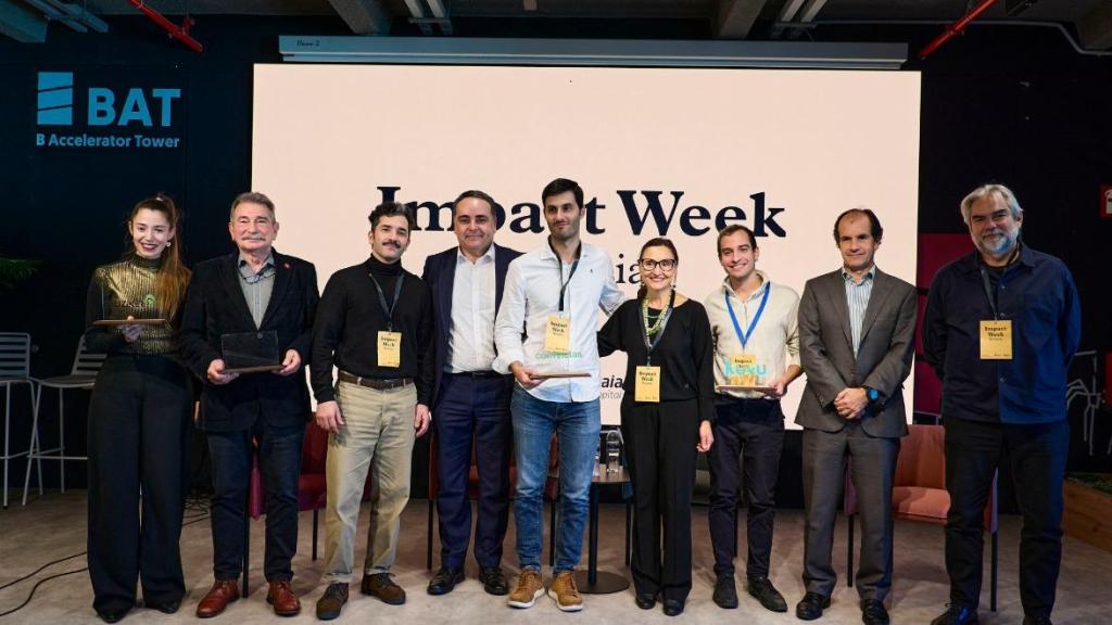 El equipo de Auziker, recibiendo un galardón.