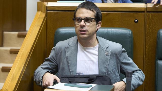 Pello Otxandiano, de Bildu, antes de comenzar el Pleno ordinario en el Parlamento Vasco a 5 de junio de 2025