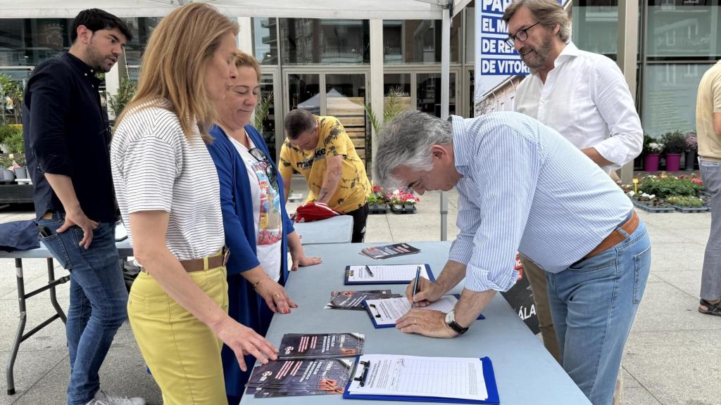 Javier de Andrés firma la iniciativa del PP para paralizar el centro de refugiados de Vitoria