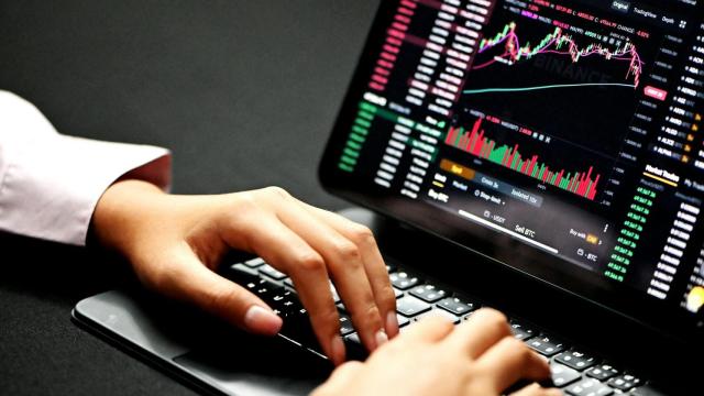 Trader consultando movimientos