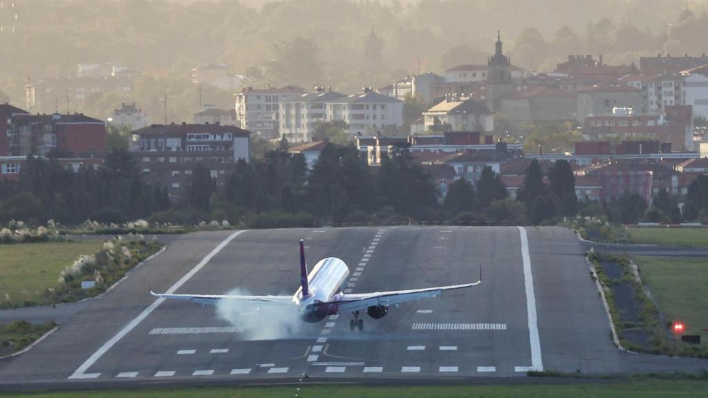 Un avión aterriza en el aeropuerto de Bilbao
