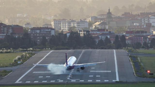 Un avión aterriza en el aeropuerto de Bilbao