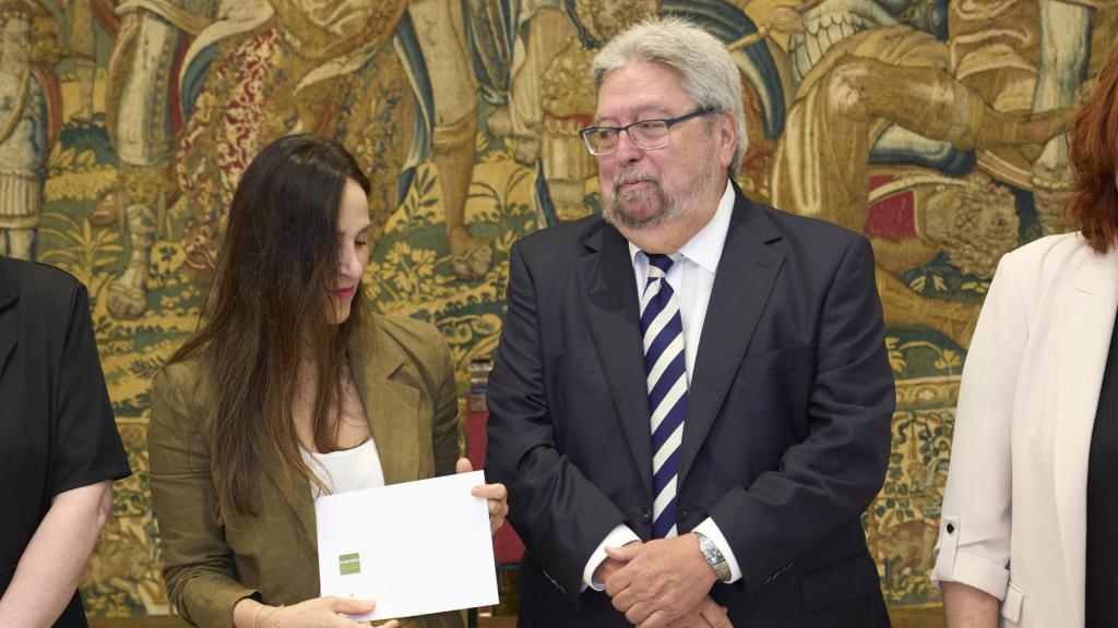El hasta ahora Ararteko, Manuel Lezertua, junto a la presidenta del Parlamento vasco, Bakartxo Tejeria
