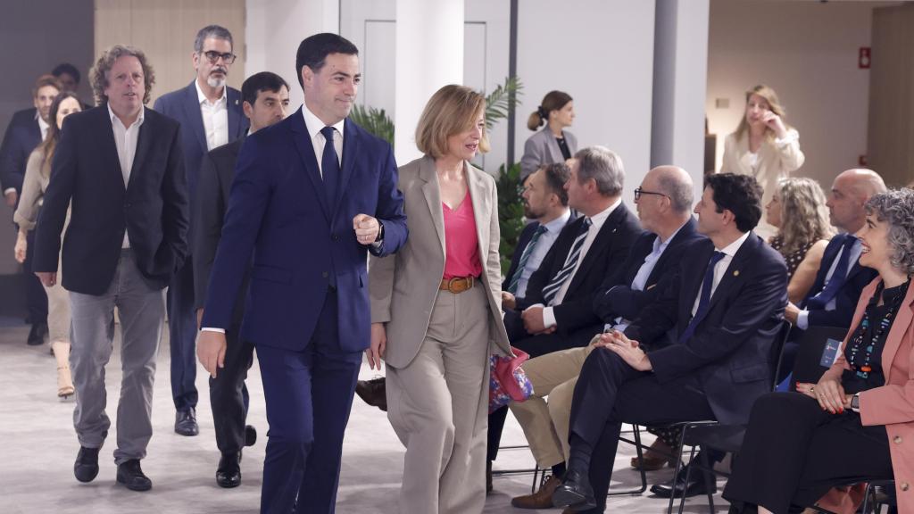 Imanol Pradales, acompañado de la diputada general de Gipuzkoa, Eider Mendoza