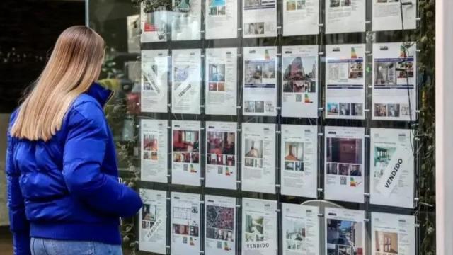 Joven mirando escaparate de una Agencia Inmobiliaria / EFE