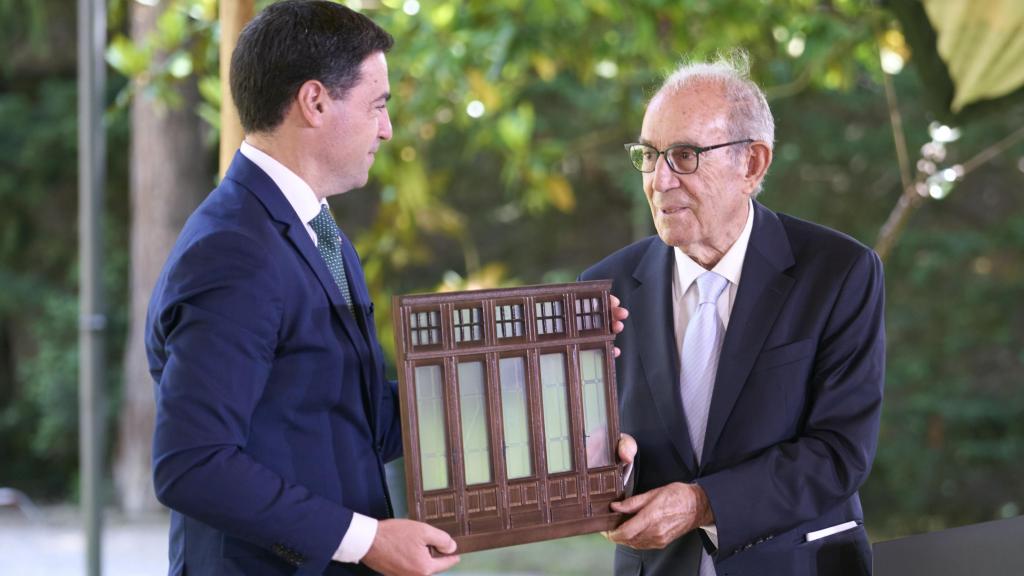 El lehendakari Imano Pradales, obsequia a su homólogo Carlos Garaikoetxea