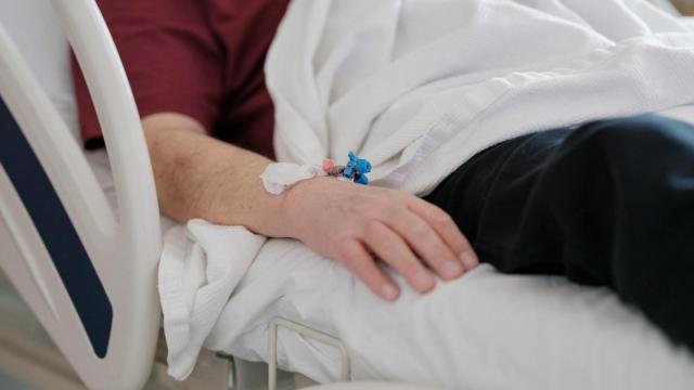 Enfermo en cama con una vía puesta