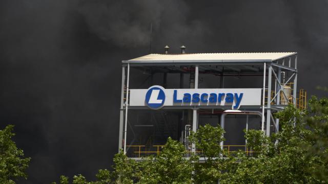Columna de humo al arder la empresa LEA en Vitoria