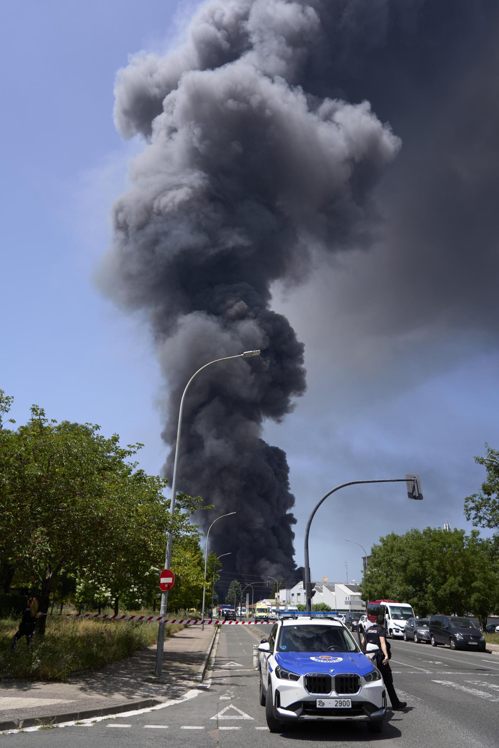 Calle cortada por el incendio en la empresa LEA en Vitoria
