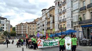Manifestación de trabajadores de Enviser en huelga indefinida, en Vitoria