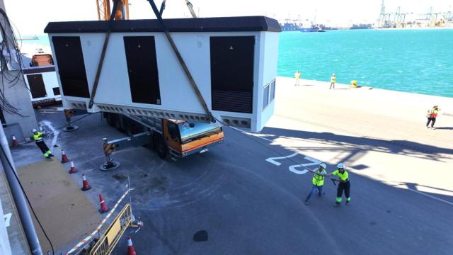 Maniobra para la colocación de infraestructura de Ormazabal para electrificar el Puerto de Valencia