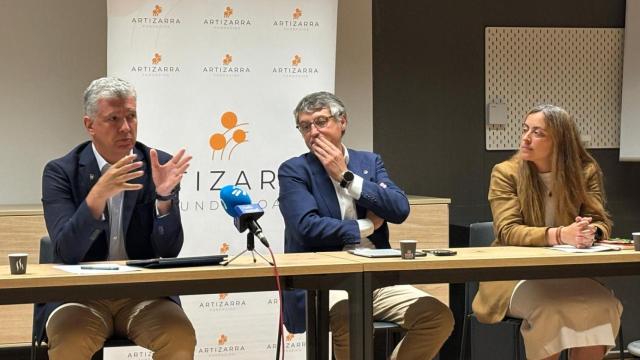 El nuevo presidente de la fundación Artizarra, Jon de Lapatza, a la izquierda, con Jon Ander de las Fuentes y Amaia Jugo