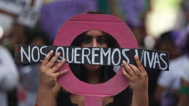 Una mujer sostiene un cartel durante una movilización por el Día de la Mujer. Una mujer sostiene un cartel durante una movilización por el Día de la Mujer