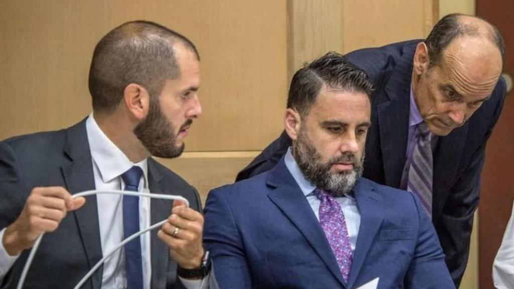 Pablo Ibar, en una vista junto a sus abogados.