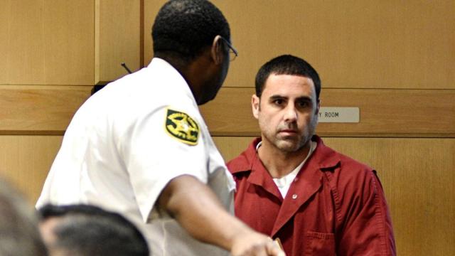 Pablo Ibar junto a un agente durante un juicio.