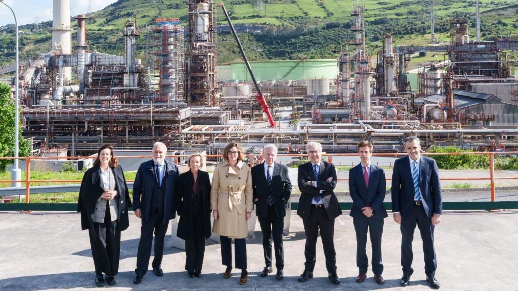 La diputada general de Bizkaia, Elixabete Etxanobe, junto a Emiliano López Atxurra en Petronor