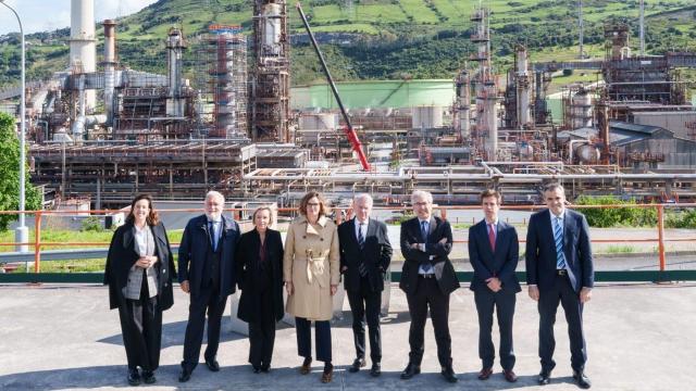 La diputada general de Bizkaia, Elixabete Etxanobe, junto a Emiliano López Atxurra en Petronor