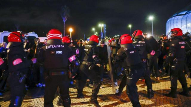Agentes antidisturbios de la Ertzaintza en una imagen de archivo.