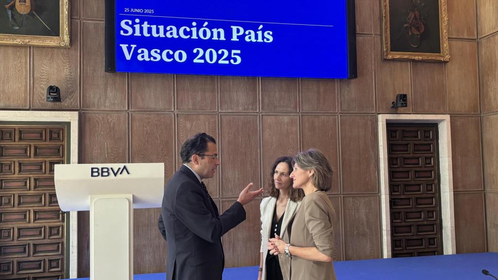 Marta Alonso Directora Territorial Norte en BBVA, Miguel Cardoso, Economista jefe para España de BBVA Research y Elena López, directora Regional Norte en BBVA