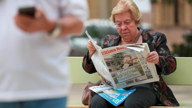 Una persona lee un periódico en Mallorca