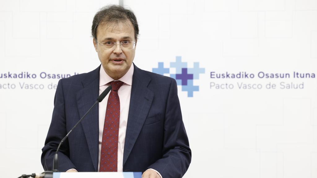 El consejero de Salud, Alberto Martínez, antes de presidir la undécima reunión de la Mesa del Pacto de Salud