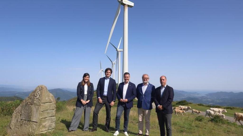 El consejero de Industria, Transición Energética y Sostenibilidad, Mikel Jauregi, el CEO de Iberdrola Renovables Energía, Julio Castro, y el managing director de Siemens Energy y Siemens Gamesa en España, Kerman Gabiola, junto con la viceconsejera de Transición Energética, Irantzu Allende, y el director general del Ente Vasco de la Energía, Mikel Amundarain