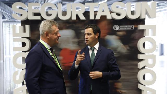 El lehendakari, Imanol Pradales (d), ha inaugurado este lunes en Bilbao el Basque Segurtasun Foroa junto a Bingen Zupiria, consejero de Seguridad.