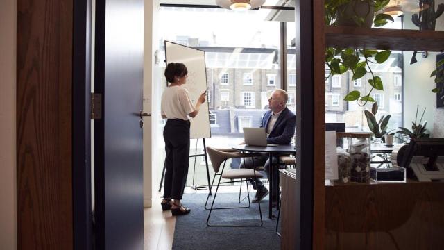 Reunión en una sala de empresa