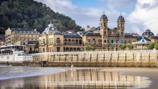 Román Socias dice lo que muchos piensan sobre el turismo en su visita a Euskadi: “Sean turistas responsables, no ensucien”