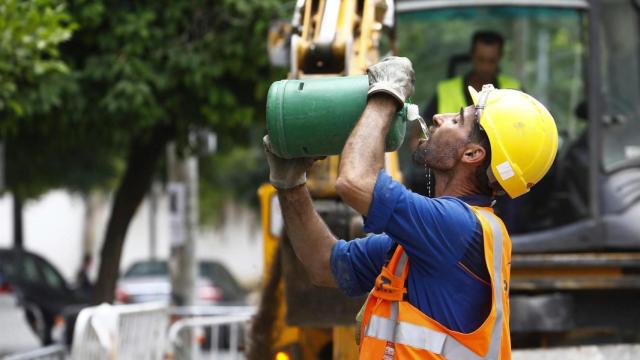 Un trabajador hidratándose / RTVE
