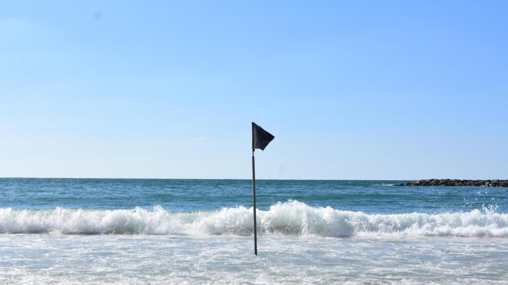 Una bandera de advertencia en una playa de España.