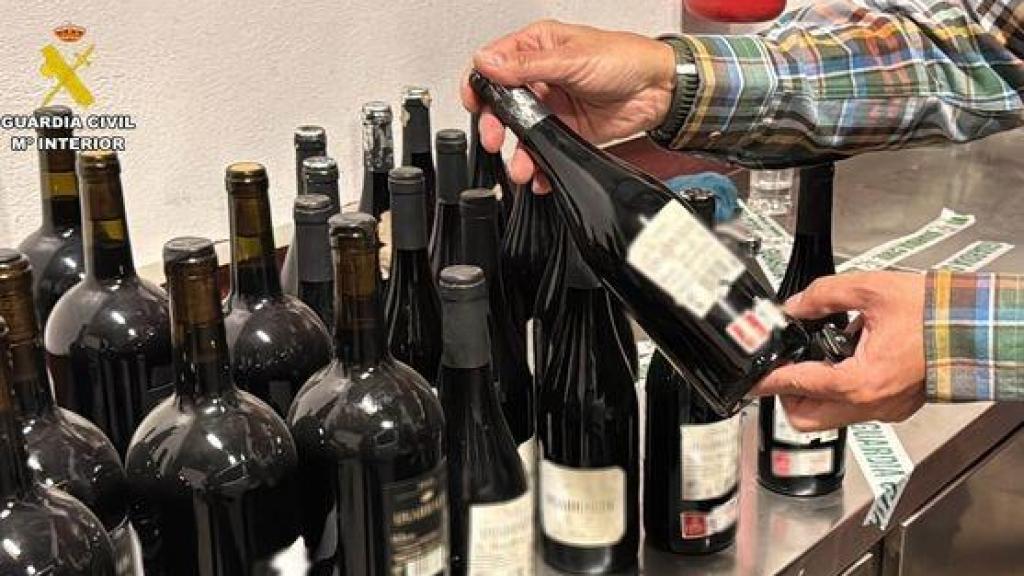 Operación 'Alduo' en la que la Guardia Civil investiga a dos hombres por vender vino de Rioja como si fuera de gama alta