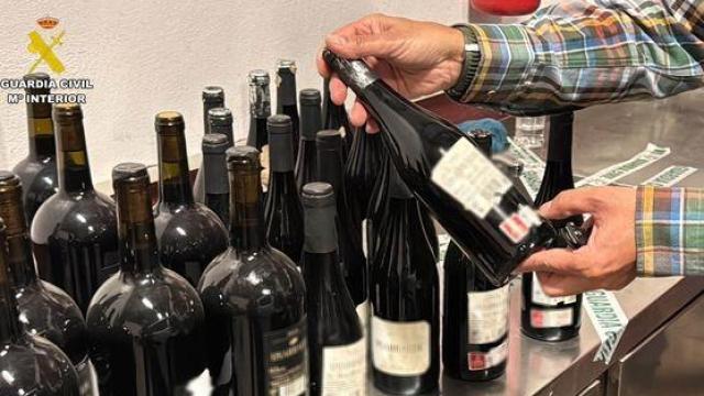 Operación 'Alduo' en la que la Guardia Civil investiga a dos hombres por vender vino de Rioja como si fuera de gama alta