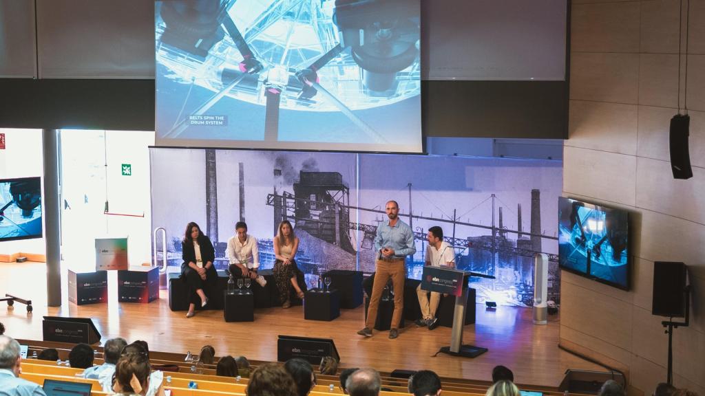 El responsable de tecnología de Carnegie, Alexandre Pichard, expone el sistema de generación de energía de las olas que se instalará en Euskadi / X