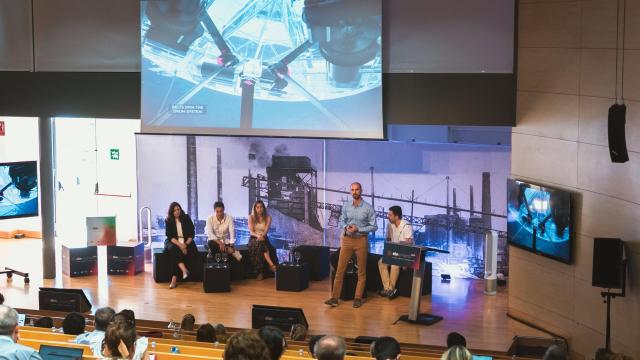 El responsable de tecnología de Carnegie, Alexandre Pichard, expone el sistema de generación de energía de las olas que se instalará en Euskadi / X