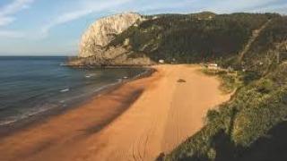 La playa de moda a la que todos van en Euskadi.