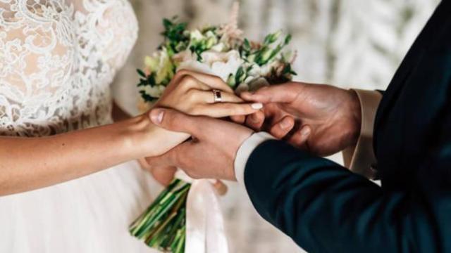 Dos novios se casan.