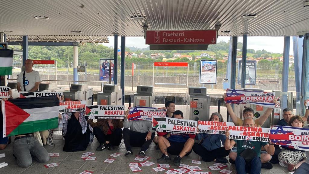 Protesta propalestina en una estación de Metro Bibao por la contratación de una empresa de seguridad israelí / BDSBizkaia