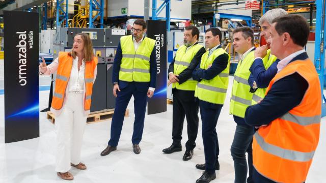Imanol Pradales y el consejero Jauregi, junto a Javier Ormazabal y otros directivos de Ormazabal