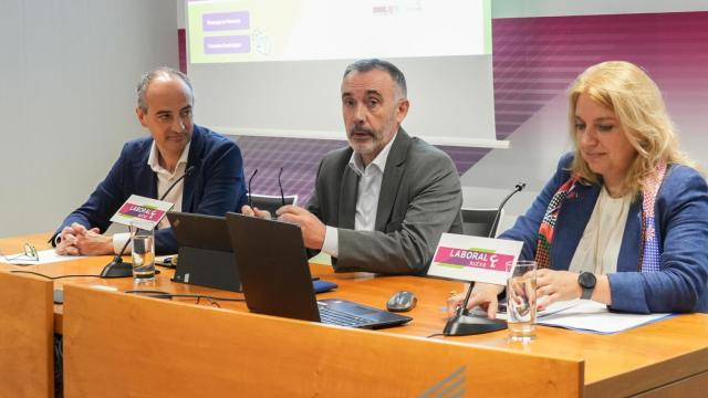 Ibon Urgoiti, Francisco Pedraza e Inma Ramos, en la presentación del balance de Gaztenpresa
