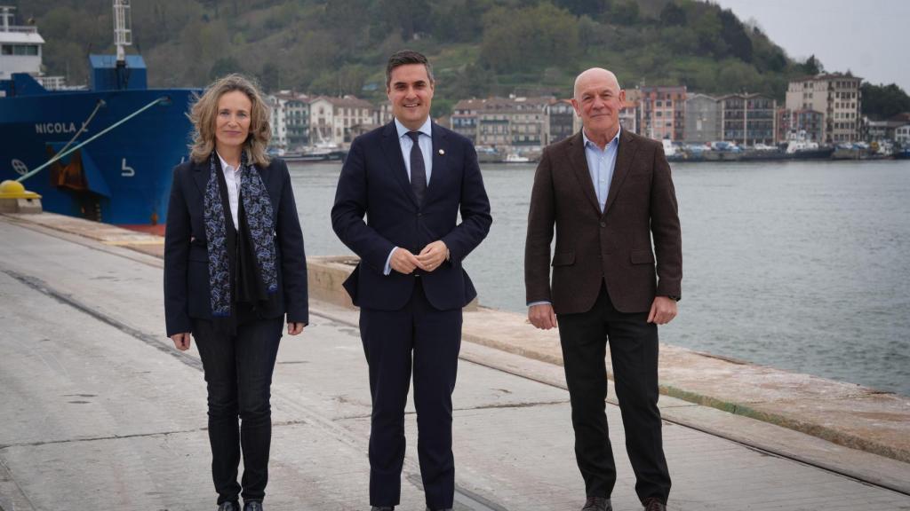 La presidenta del Puerto de Pasaia, Izaskun Goñi, junto al consejero Mikel Jauregi
